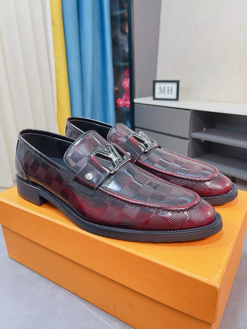 Men's men's shoes💰540🌸🌸Water dyed cowhide 💶[Louis Vuitton (LV)] High-end business formal leather shoes🍀Luxury and elegant style, both practicality and style, professional focus on details and quality, counter original 1⃣️: 1⃣️super accurate reproduction👍🏻! Material: The upper is made of imported original calfskin➕imported Italian cowhide leather. Original anti-slip and wear-resistant outsole! Black, brown and blue are optional. Number of yards: 38--44 (45 customized)